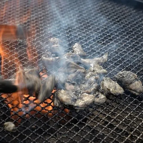 ブランド地鶏を炭火で炙る